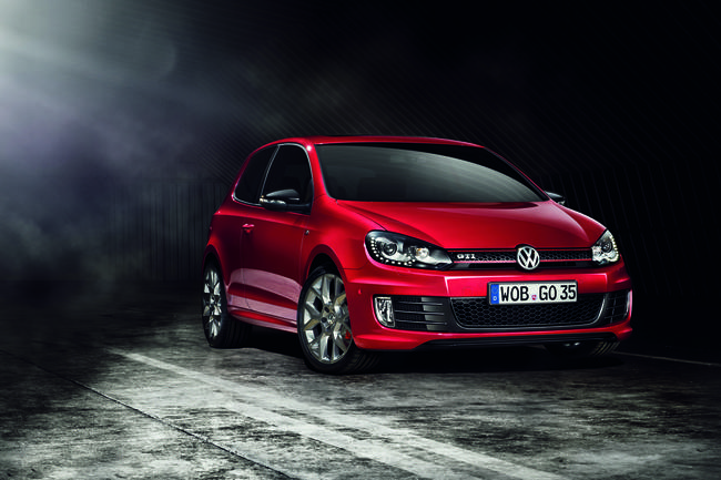 Le constructeur Volkswagen va mettre en vente le Golf GTI Edition 35 pour fêter l’anniversaire de son modèle commercialisé en 1976. Le constructeur Volkswagen va mettre en vente le Golf GTI Edition 35 pour fêter l’anniversaire de son modèle commercialisé en 1976.
