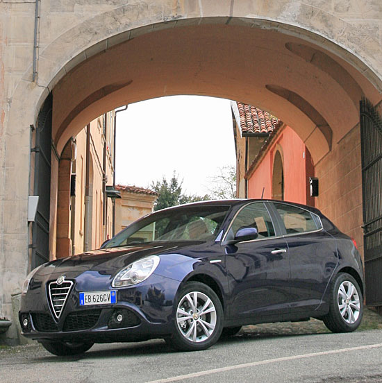 Alfa Romeo vient de renouveler sa familiale compacte. La Giulietta prend donc la succession de la 147. A-t-elle les arguments n�cessaires afin de conna�tre le m�me succ�s commercial que son a�n�e ? Pour le savoir, penchons-nous sur la version essence MultiAir de 170 chevaux. 